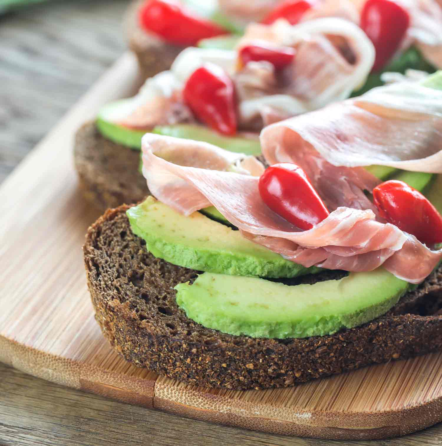 Tosta de pan integral con aguacate y jam&oacute;n serrano
